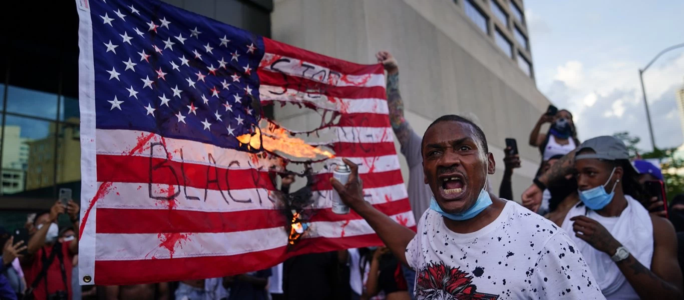 «Βία & Νοθεία»: Ακροαριστεροί μαχαίρωσαν υποστηρικτές του Ντ.Τραμπ έξω από τον Λευκό Οίκο